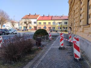 Pohled od školy ke kadeřnictví.