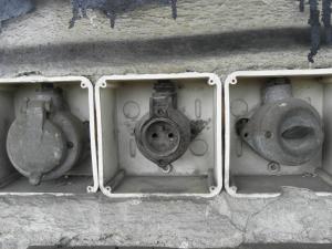 Přerušení dodávky elektrické energie několika domech v ulici Boženy Němcové a na Husově náměstí 1