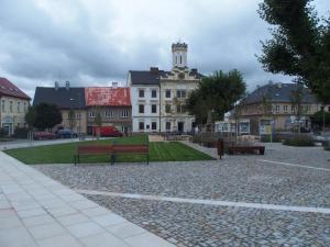 Video a fotografie z revitalizace Husova náměstí